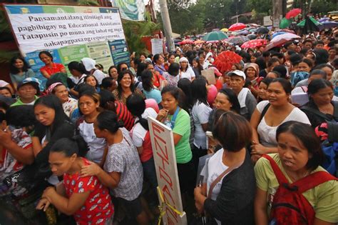 dswd dagupan photos|Parents, students crowd DSWD educational aid payout in Dagupan.